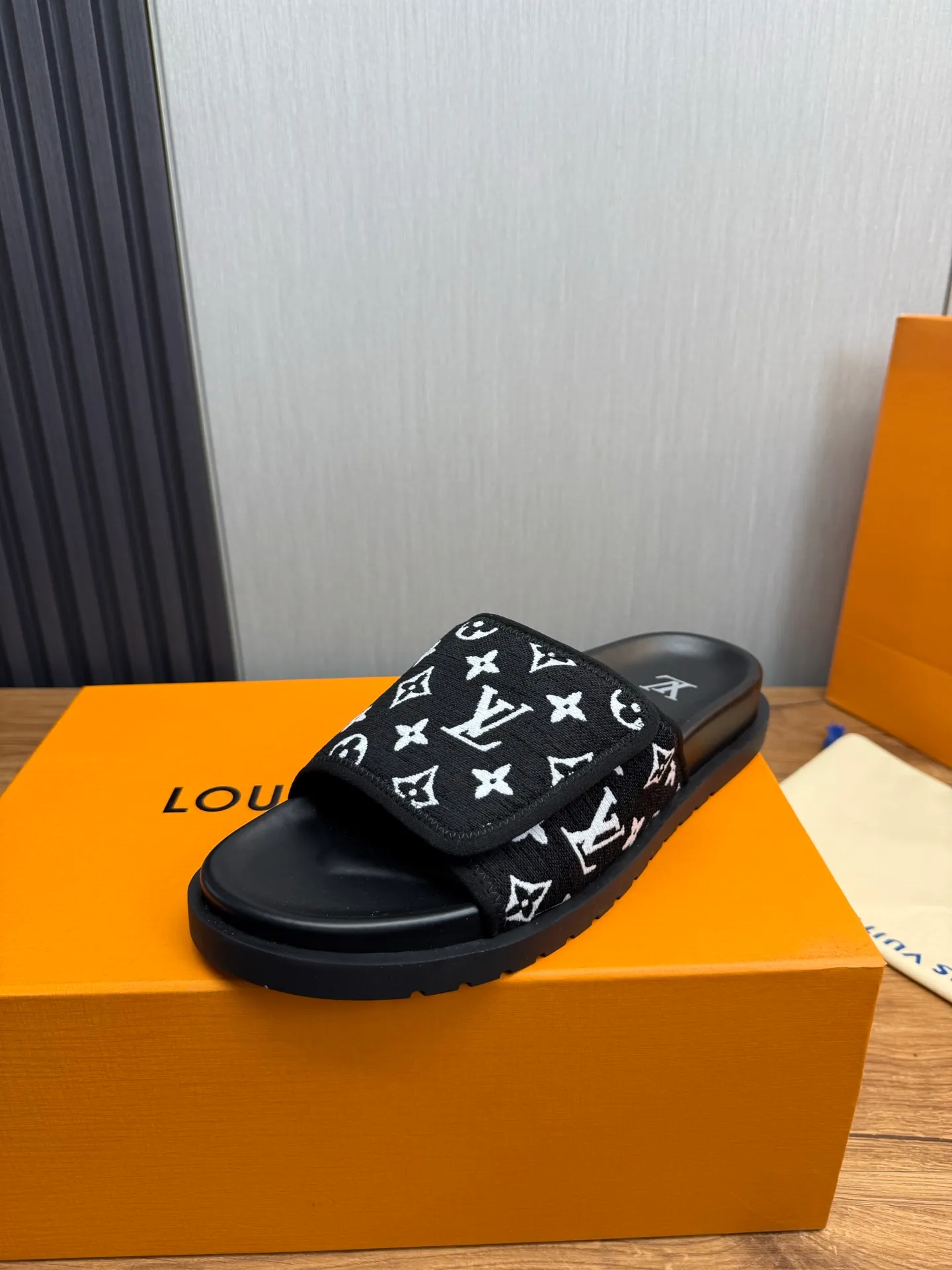 Men's shoes 💰340💰 ▪️LV's popular Little Red Book popular slippers hot sale: 1 shipment✅ Super textured and comfortable slippers, original TPU outsole. Authentic counter box drawer box packaging 🎁Size 38-45